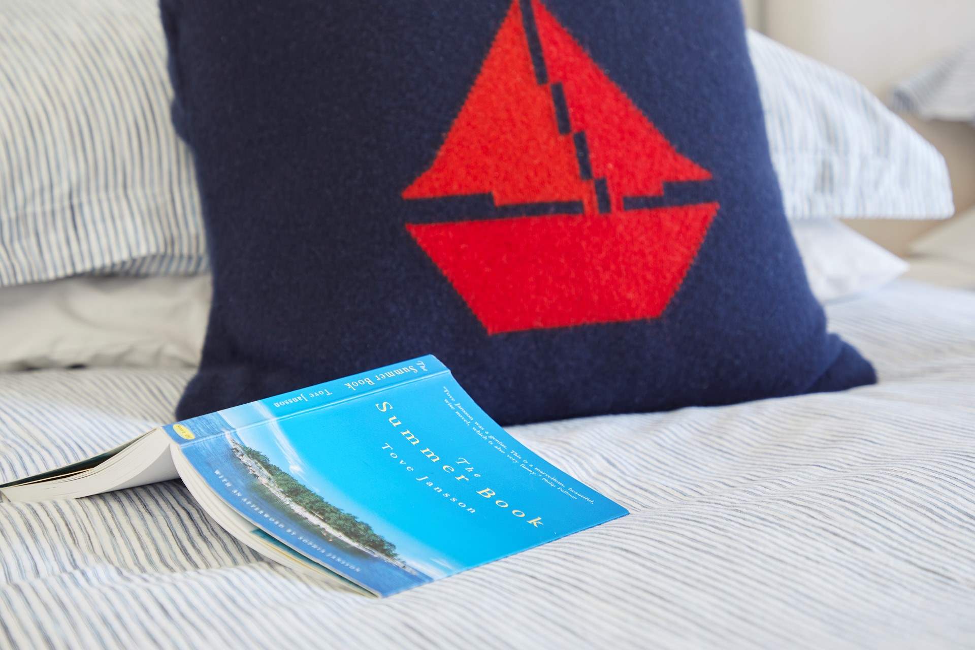 The cheerful twin room is equally comfortable.