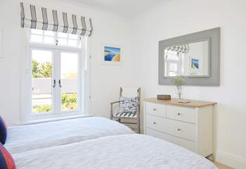 Natural light and a fresh decor in the twin room create this beautiful space. 