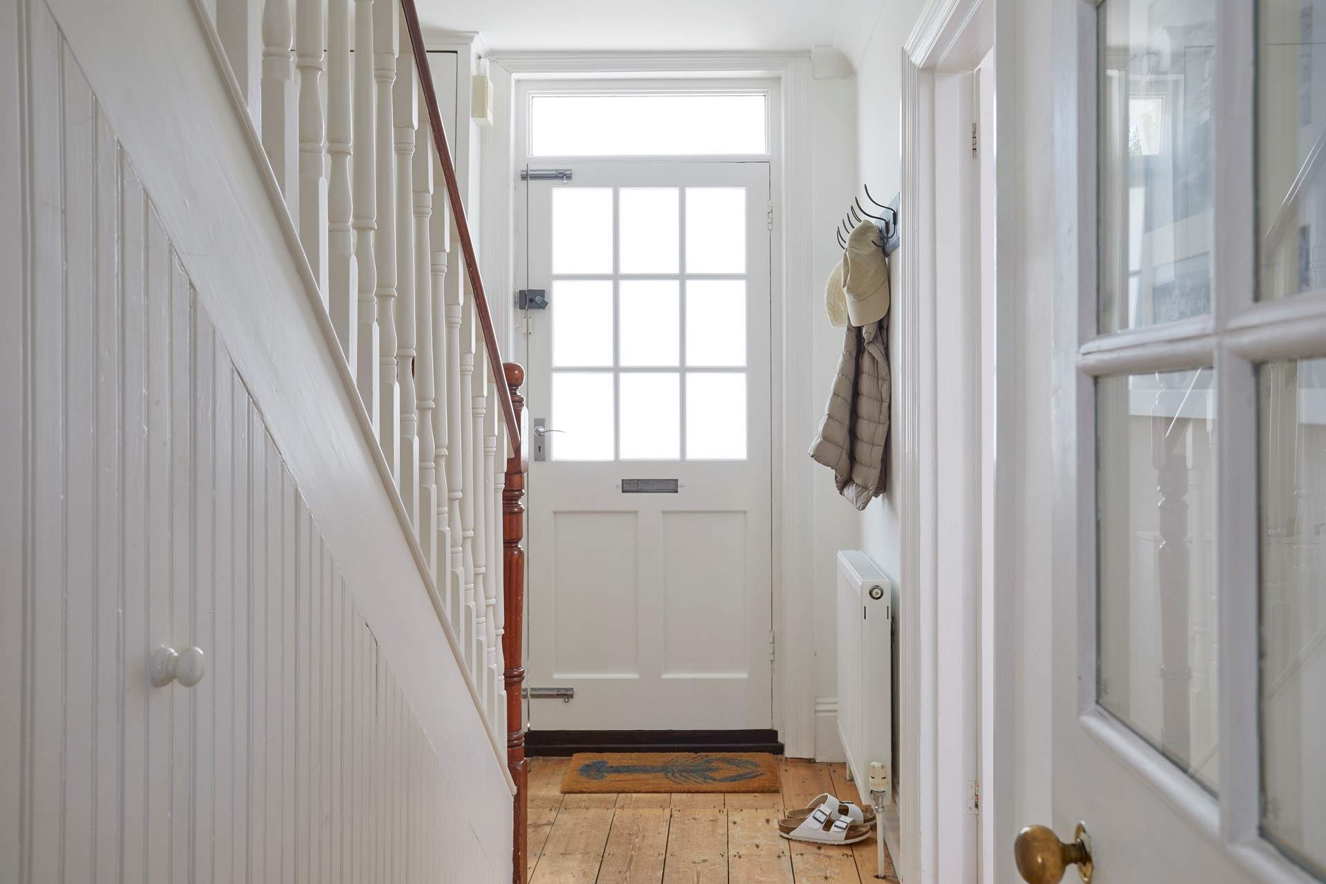 The light and bright entrance hall.