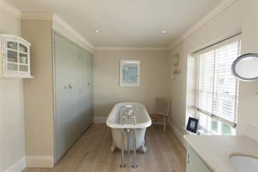 The master bedroom en suite bathroom.