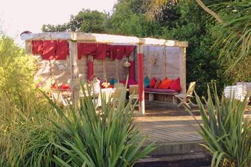 Al fresco dining in the Island sunshine.