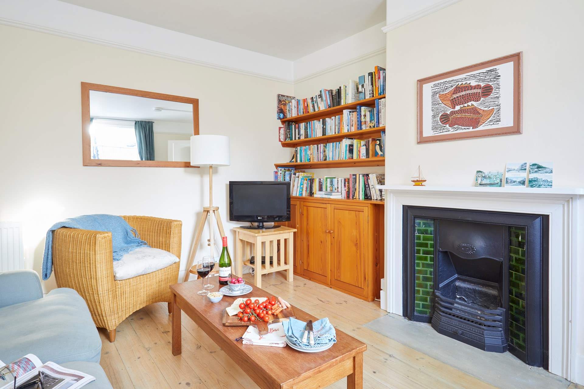  Plenty of room for the family in the sitting-room with television and a choice of reading material too.