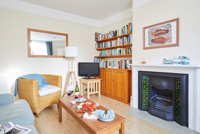  Plenty of room for the family in the sitting-room with television and a choice of reading material too.