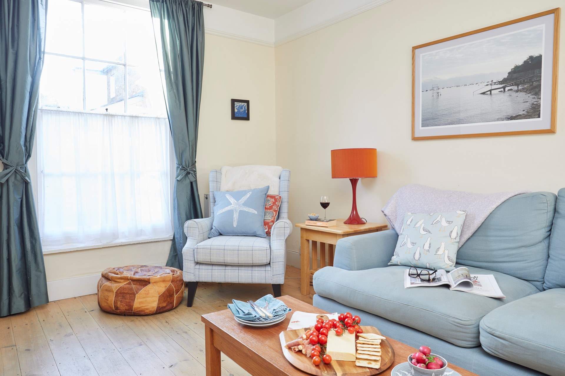 The bright siting-room has all the comforts to enjoy the company of family and friends.