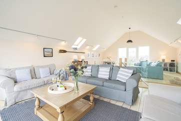 The light and spacious sitting-room on the first floor creates a social and relaxing atmosphere for the whole family.