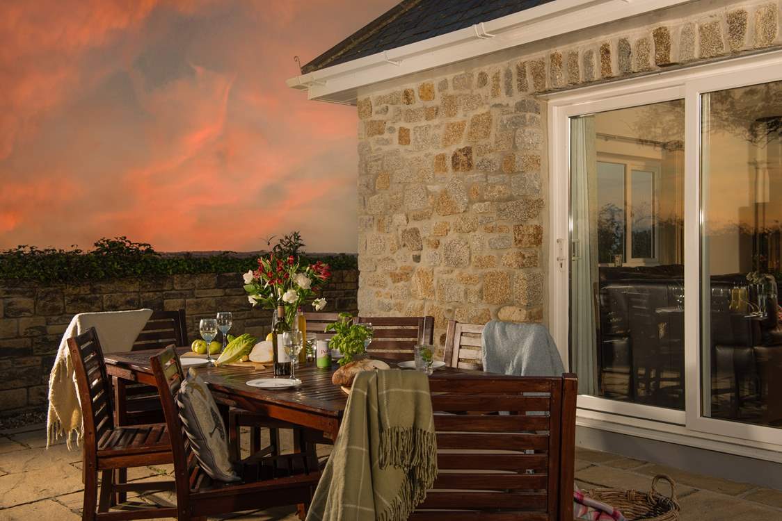 Al fresco dining as the sun sets, the perfect end to a perfect day.
