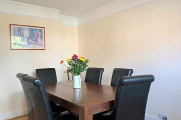 The dining-room has ample space for any family meal, be it breakfast, lunch or dinner.