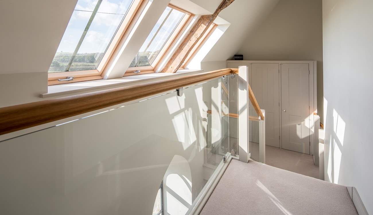 The first floor landing is flooded with light and reveals the structure of this beautiful renovation.