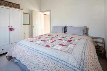The 5ft king-size bed can be split into two 2'6'' single beds.