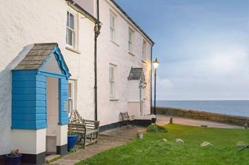 The Captain's Gig is a stone's throw from the beach and coastal footpath at Charlestown.