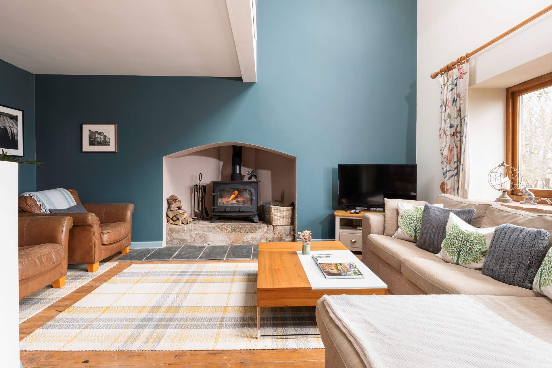 Relax and unwind in this beautiful living-room. The perfect way to finish the day.