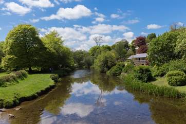 The River Barle runs through the village, a fabulous picnic spot, with shallow water for children to enjoy and a riverside footpath along the valley to Landacre Bridge.