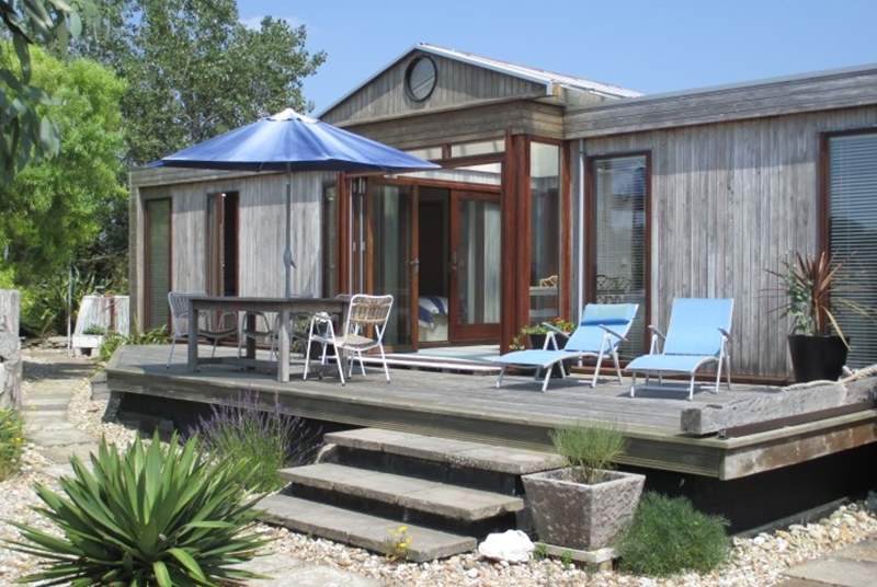 The Retreat looks over the charming Bembridge Harbour. 