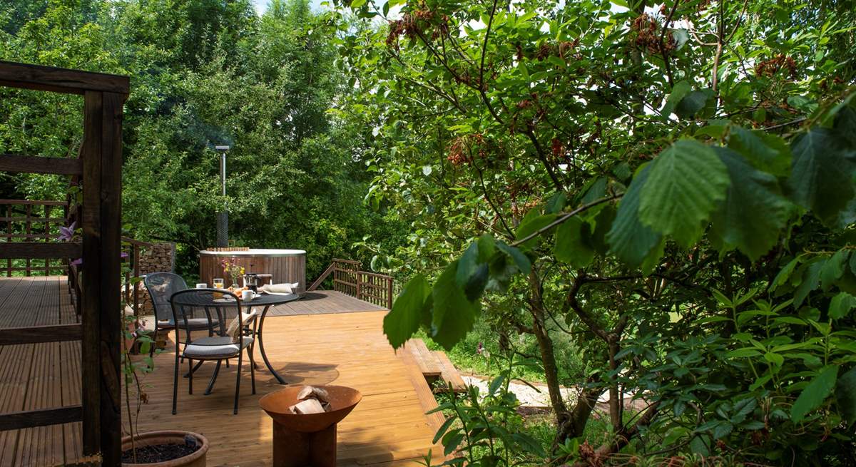 Where you can dine alfresco or soak in the steamy hot tub. 