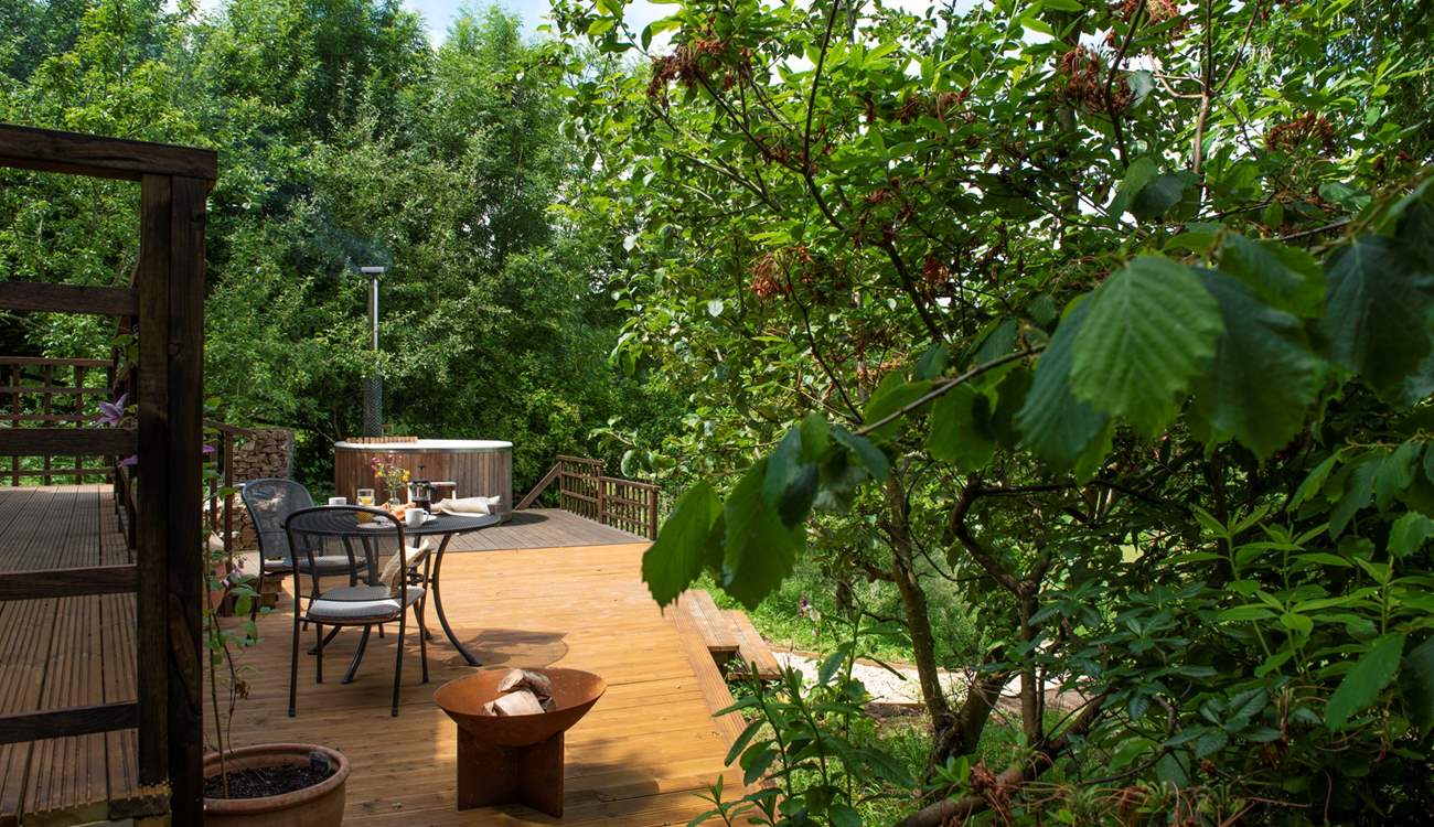 Where you can dine alfresco or soak in the steamy hot tub. 