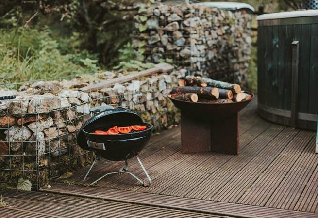 Rustle up some delights over the barbecue then light the rustic firepit and stay snug under starlight.