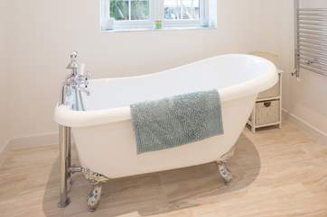 Have a relaxing, hot bubble bath in this stunning roll-top, claw-foot bath.
