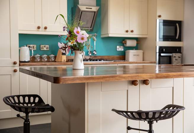 The island in the kitchen is perfect for those pre dinner drinks and nibbles.