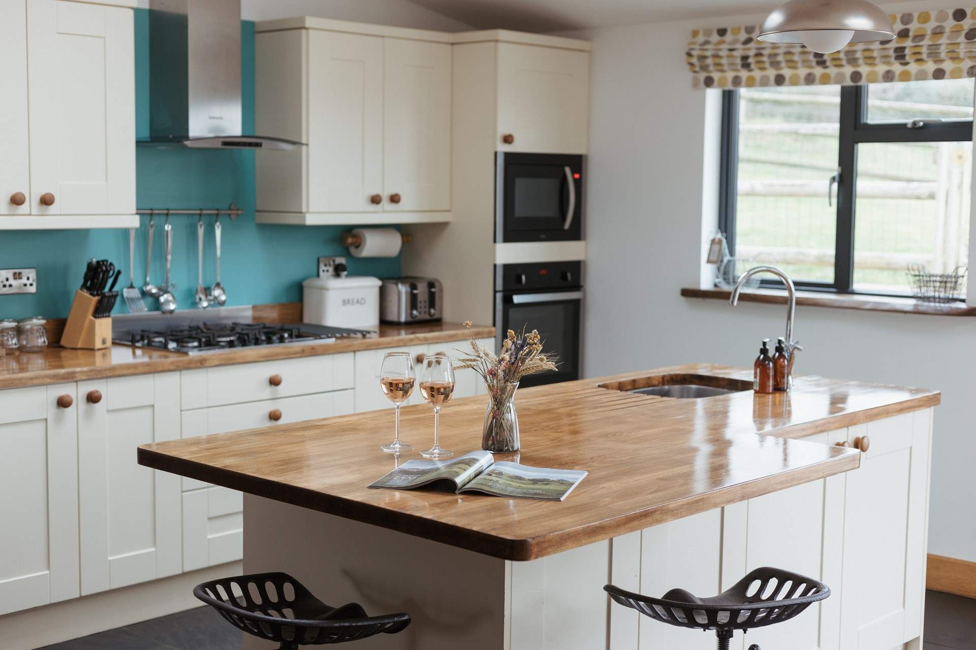 The island in the kitchen is perfect for those pre dinner drinks and nibbles.