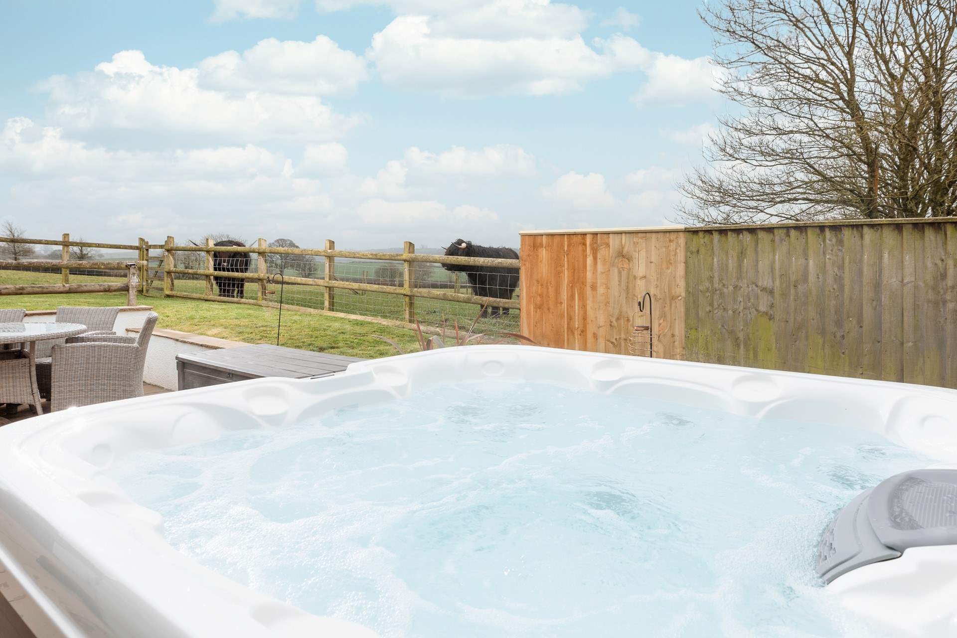 What a fabulous way to enjoy this stunning view! Bubbling away to the sound of bird song.