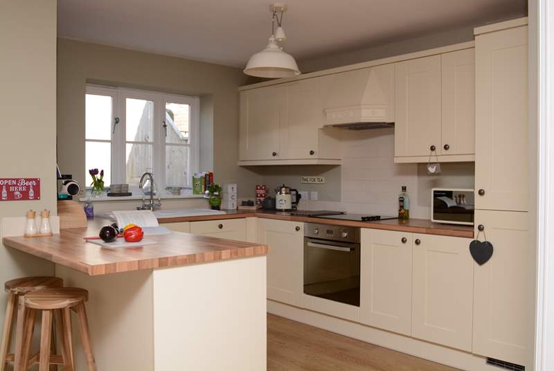 A very well-equipped kitchen with electric hob and oven.