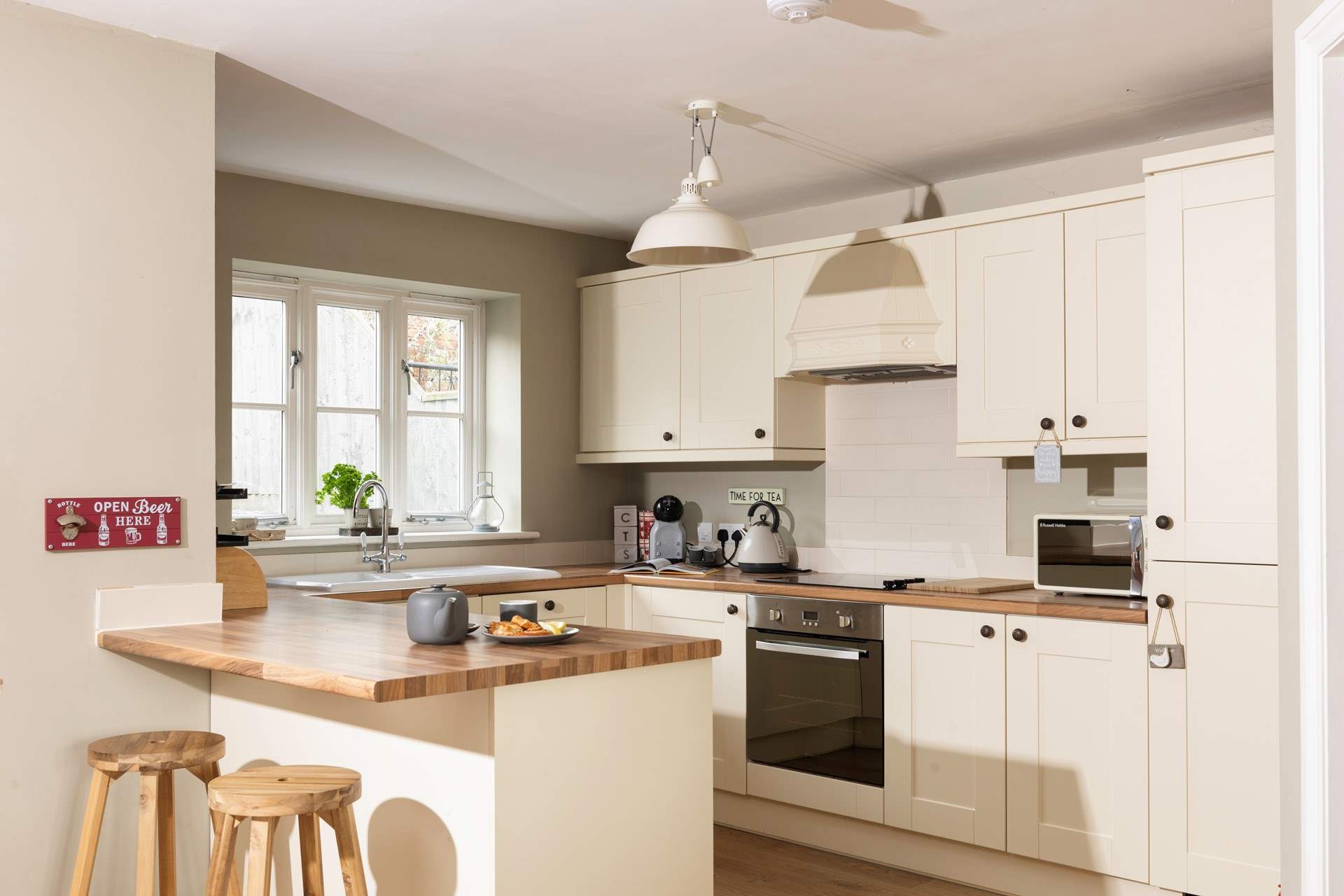 The open plan kitchen is very well-equipped and has plenty of space to create some delicious holiday treats.