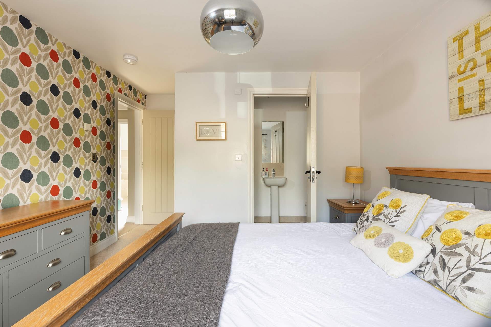 Peeking through to the en-suite.