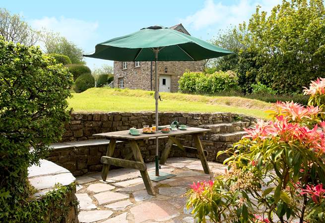 You're sure to enjoy al fresco dining at Eastcott Cottage.