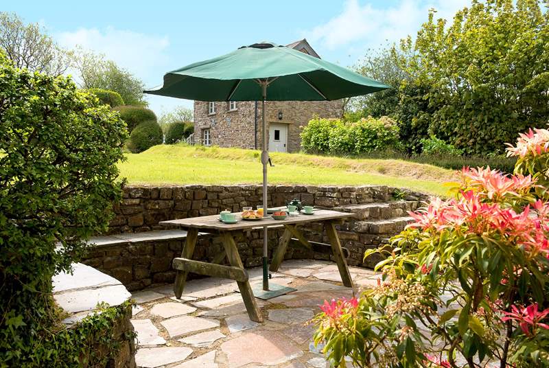 You're sure to enjoy al fresco dining at Eastcott Cottage.