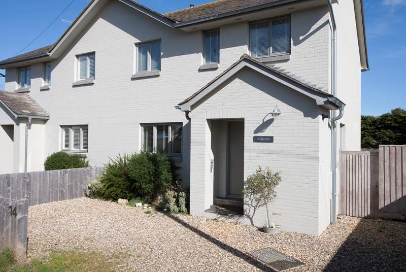 Ledge View is a lovely three bedroom property in Bembridge, moments away from the beach!