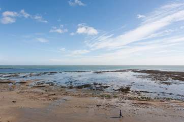 Enjoy romantic walks or maybe take the little ones rock pooling, just minutes away from Ledge View.