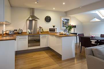 Well-equipped living/dining-area.