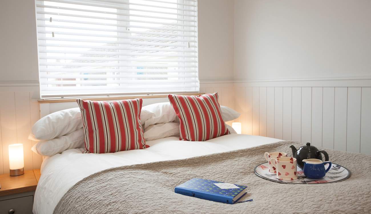 The master bedroom with small double bed (4').