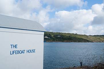 The old Lifeboat House is now a local fish restaurant (closed November and only Thursday, Friday, Saturday evenings and all day Sunday in the winter months).