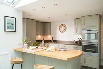 The big breakfast-bar provides plenty of workspace.