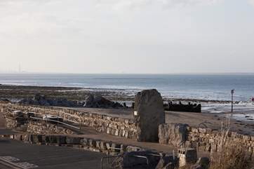 Take an evening stroll along the seafront into the village, for a chilled afternoon drink at The Old Fort, the pub on the seafront with spectacular sea views