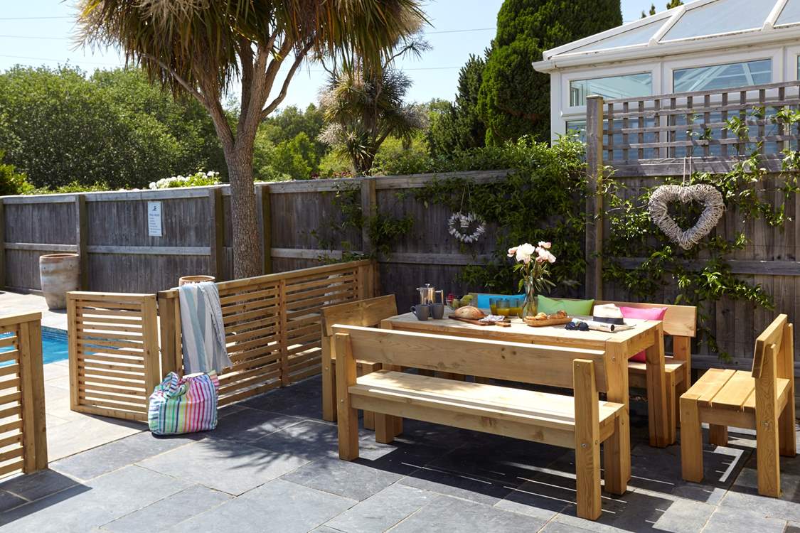 Al fresco dining by the pool.