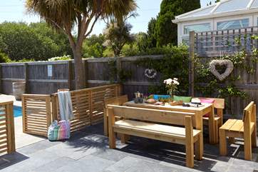Al fresco dining by the pool.