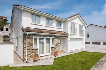 The Old Railings is a spacious contemporary family house in Portmellon, just a mile from Mevagissey.