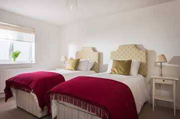 Bedroom 5 has 'zip and link' (6' double or twin) beds.