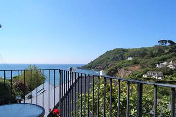 The coastline is beautiful with the coastal footpath wending its way to Polperro in the west and Looe in the east.