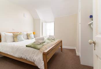 The lovely bedroom has a 5ft double bed and an en suite cloakroom.