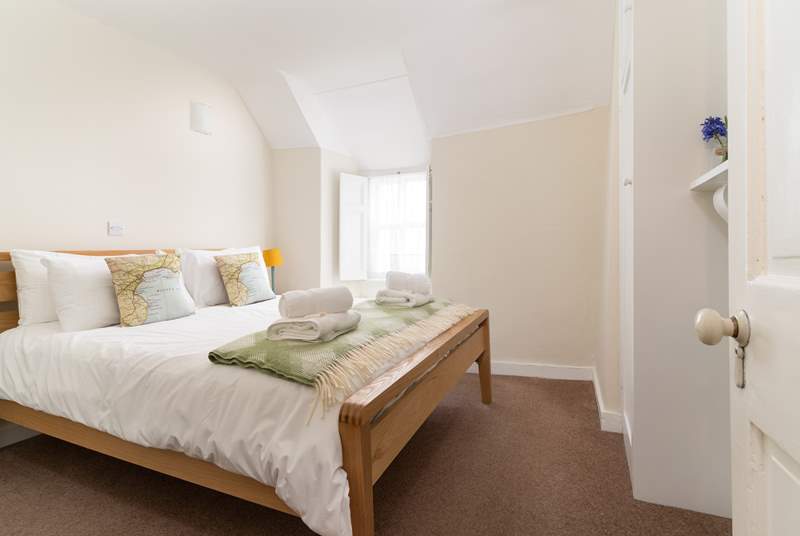The lovely bedroom has a 5ft double bed and an en suite cloakroom.