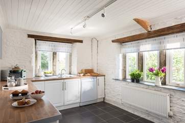 The well-equipped kitchen is light and bright.