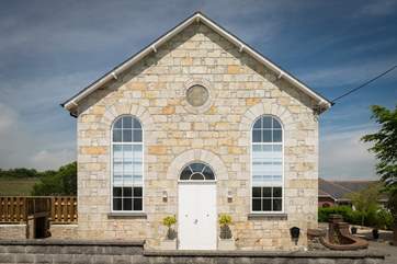 This beautiful chapel is wonderfully warm and welcoming, a wonderful holiday base for both families and couples.