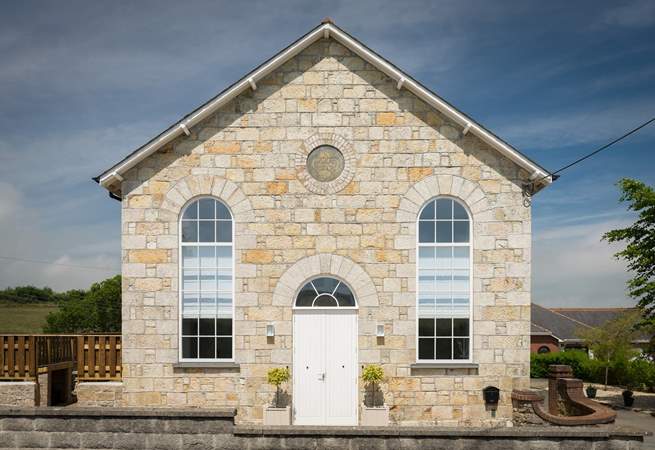 This beautiful chapel is wonderfully warm and welcoming, a wonderful holiday base for both families and couples.