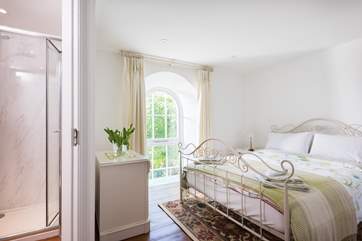 Lovely light decor for a restful holiday.