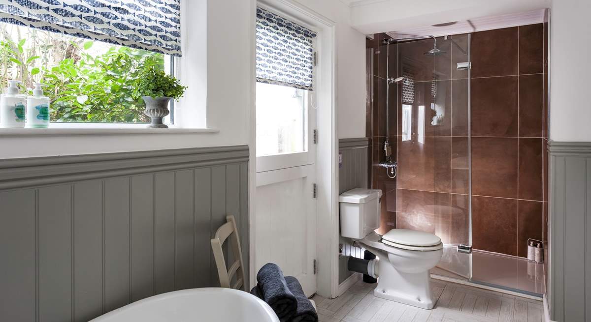 The double shower in the bathroom.