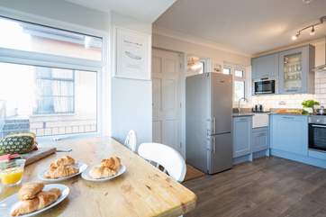 Enjoy your morning breakfast whilst glazing out at sea views in the modern style kitchen/breakfast room.