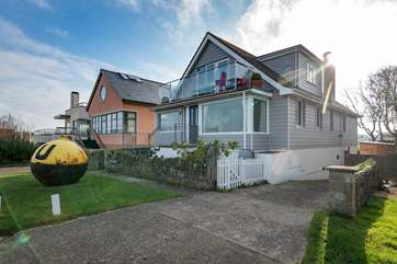 Welcome to Tides Reach, a wonderful holiday home located on the stunning seafront of the Seaview Duver.